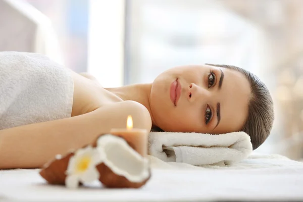Vrouw ontspannen in spa salon — Stockfoto