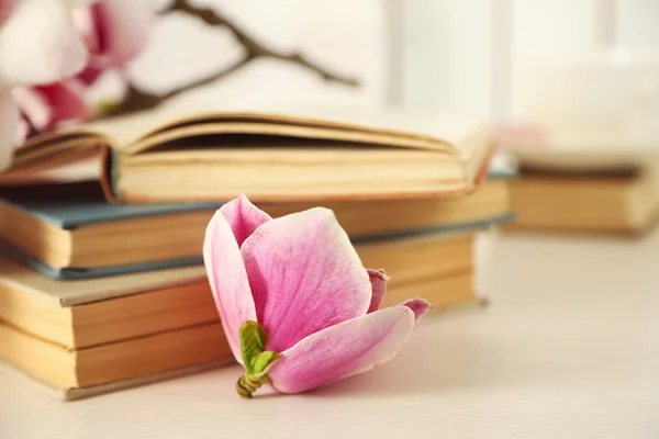 Oude boeken met mooie bloemen — Stockfoto