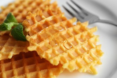 Lezzetli waffle bal ile