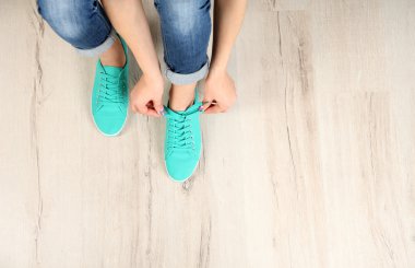 spor ayakkabı bağlama eller