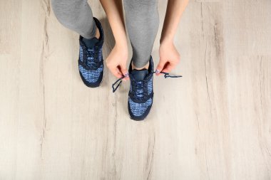 spor ayakkabı bağlama eller