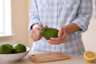 Kadın kesme taze avokado