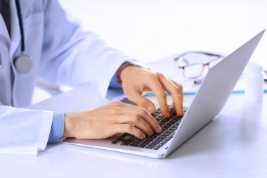 bir bilgisayarda çalışan doktor