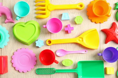 Çocuk oyuncakları masada