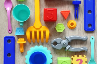 Çocuk oyuncakları masada