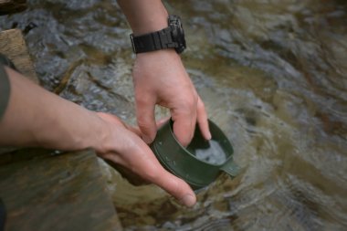 Adam çamaşır bulaşık nehir su