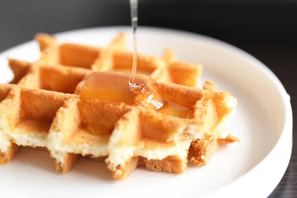 Waffles saborosos com mel — Fotografia de Stock