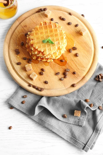 Leckere Waffeln mit Honig — Stockfoto