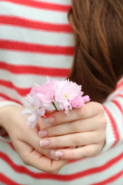 Жінка тримає квіти сакури — стокове фото