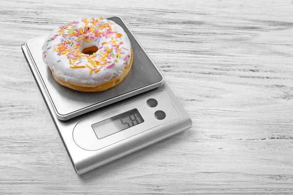 Donut avec balances de cuisine numérique — Photo