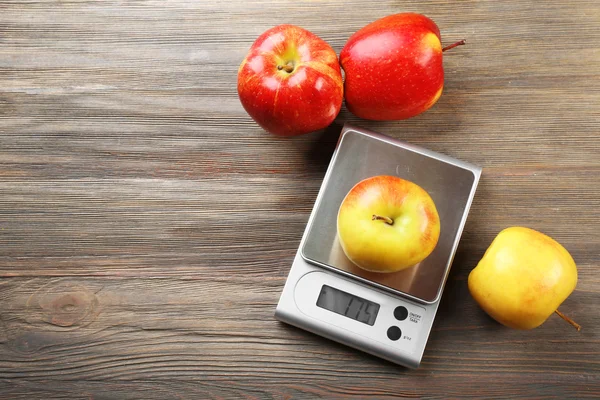 Äpfel mit digitaler Küchenwaage — Stockfoto
