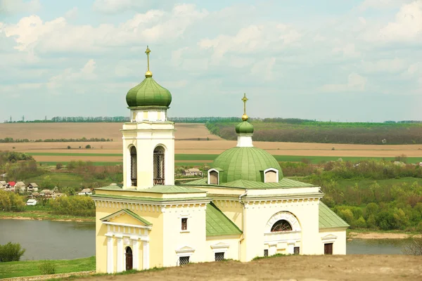 Stary Kościół na wzgórzu — Zdjęcie stockowe