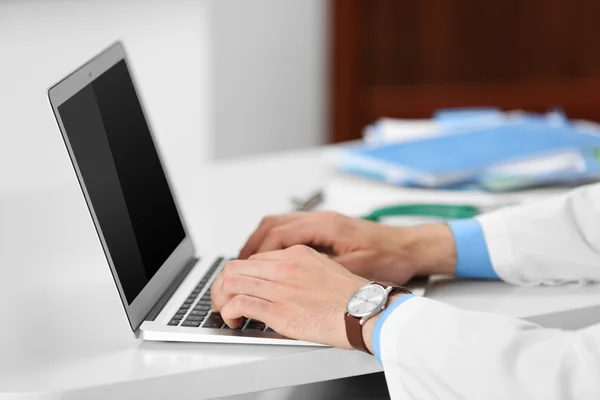 Médico trabalhando em um computador — Fotografia de Stock