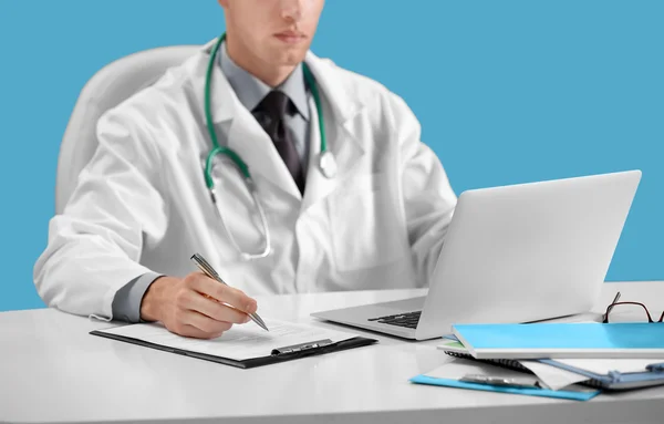 Médico trabajando en una computadora en el hospital — Foto de Stock