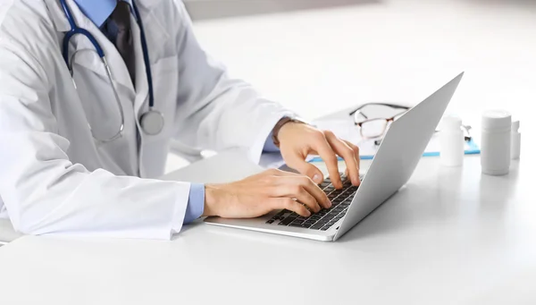 Doctor trabajando en una computadora — Foto de Stock