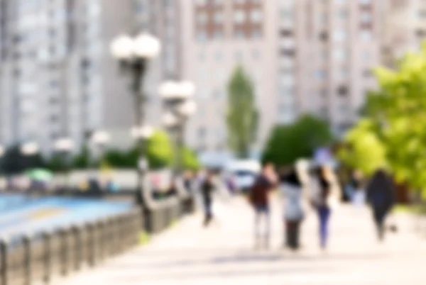 Pessoas andando na rua — Fotografia de Stock