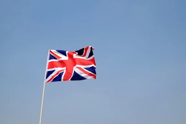 Storbritannien flagga på blå himmel — Stockfoto