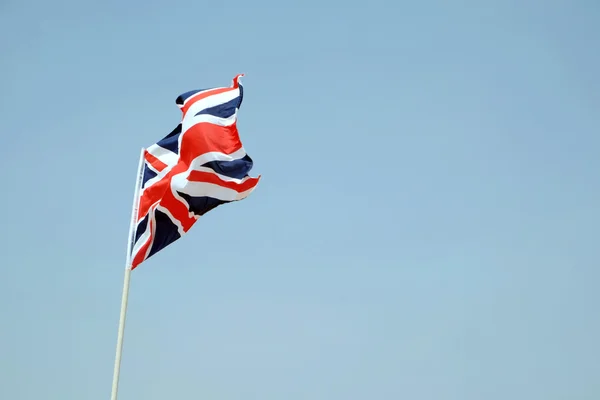 Flaga Wielkiej Brytanii na błękitne niebo — Zdjęcie stockowe