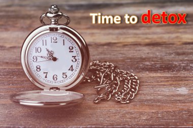 Arka plan üzerinde gümüş cep saati