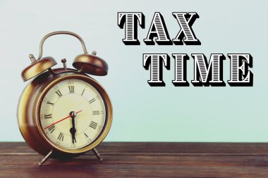 ahşap masa üzerinde eski çalar saat