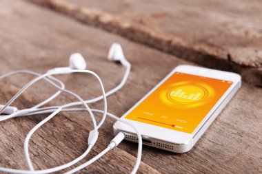 Kulaklıklar ile akıllı telefon