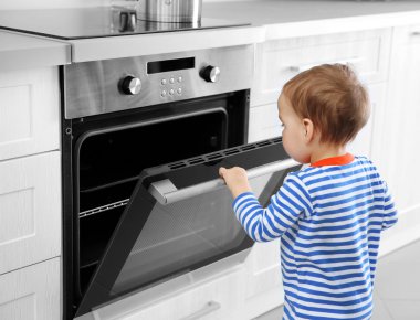 Fırın ile oynayan küçük çocuk 