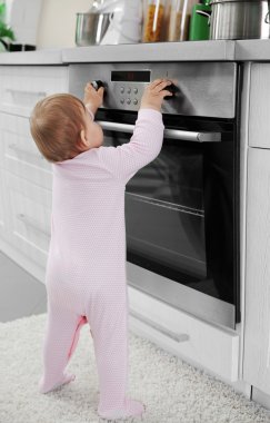 Elektrikli soba ile oynayan küçük çocuk