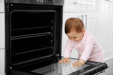 Elektrikli soba ile oynayan küçük çocuk 