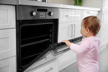 Elektrikli soba ile oynayan küçük çocuk 