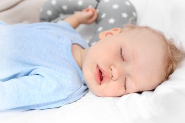 yatakta uyuyan bebek