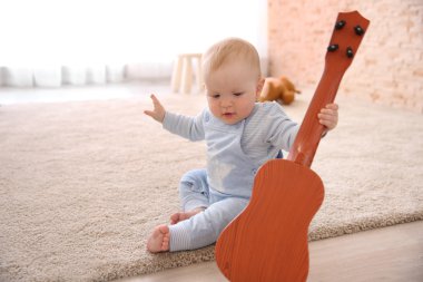 Çocuk ile oyuncak gitar çalmak
