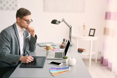 bilgisayarda çalışan adam 