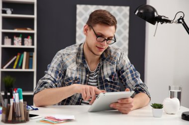 Tablet kullanan adam  