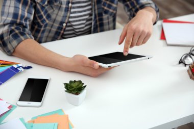 Tablet ofisinde çalışan adam