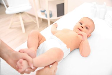 Anne için küçük bebek bezi değiştirme