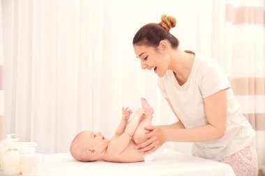 Anne için küçük bebek bezi değiştirme