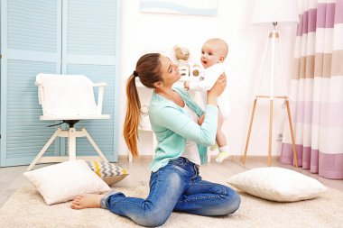 Anne ve küçük bebeği 