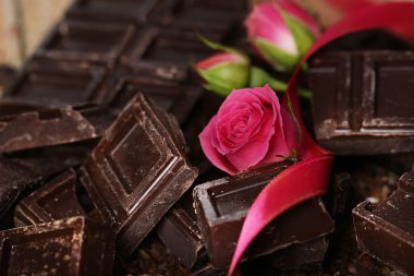 Arka plan üzerinde çikolata parçaları