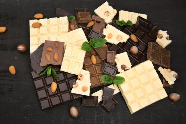 Arka plan üzerinde çikolata parçaları