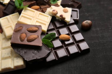 Arka plan üzerinde çikolata parçaları