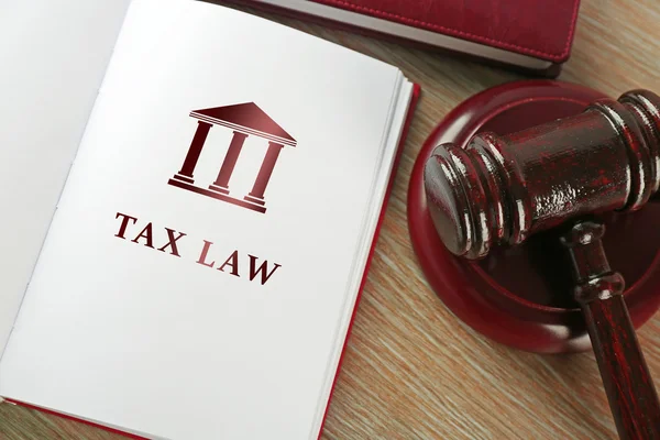 Kelime vergi hukuku ile açık kitap — Stok fotoğraf