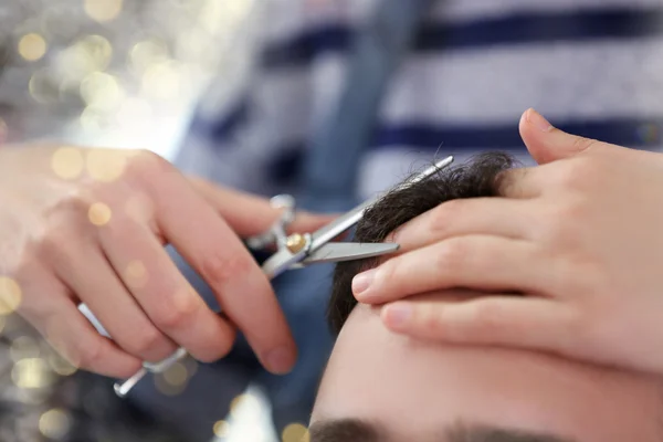 Cabeleireiro fazendo homem corte de cabelo — Fotografia de Stock