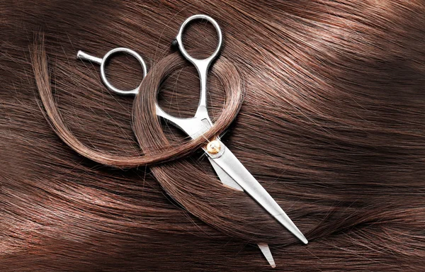 Friseurschere mit Haaren — Stockfoto