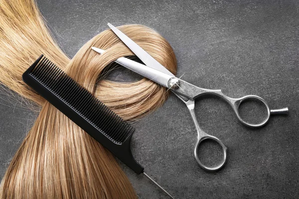 Forbici da parrucchiere con capelli — Foto Stock