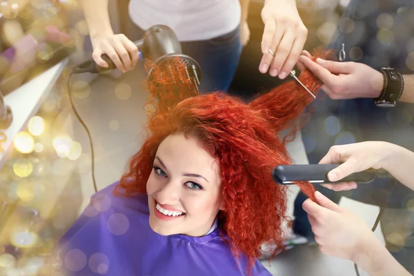 Schöne Mädchen besuchen Friseursalon — Stockfoto
