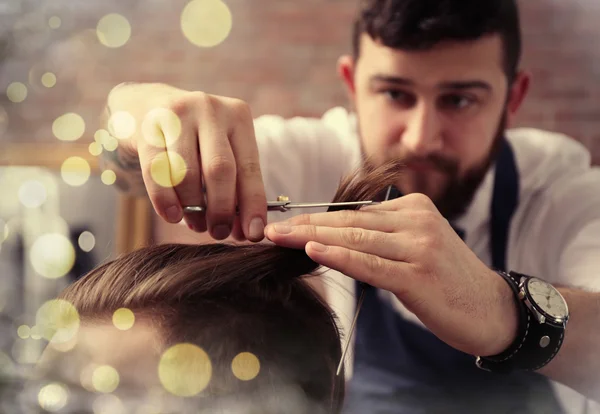 Professionelle Friseur Macht Stilvollen Mann Haarschnitt — Stockfoto