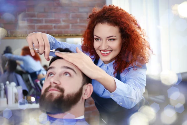 Mann besucht Friseurgeschäft — Stockfoto