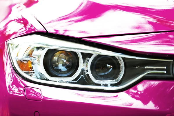 Фары розового автомобиля — стоковое фото