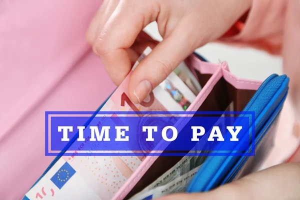 Tekst tijd om te betalen en vrouwelijke handen — Stockfoto
