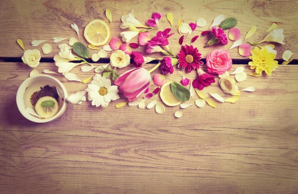 Taza de té con hermosas flores — Foto de Stock